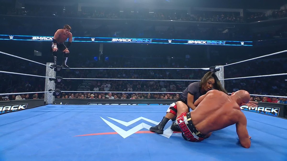 WAIT A SECOND! Candice LeRae, what are you doing?! 😳 #SmackDown