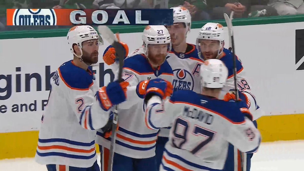 THE OILERS ARE BUZZIN' 🔥 Edmonton takes a 3-0 lead over Dallas into the third period of Game 2 😳 📺 ESPN/ESPN+