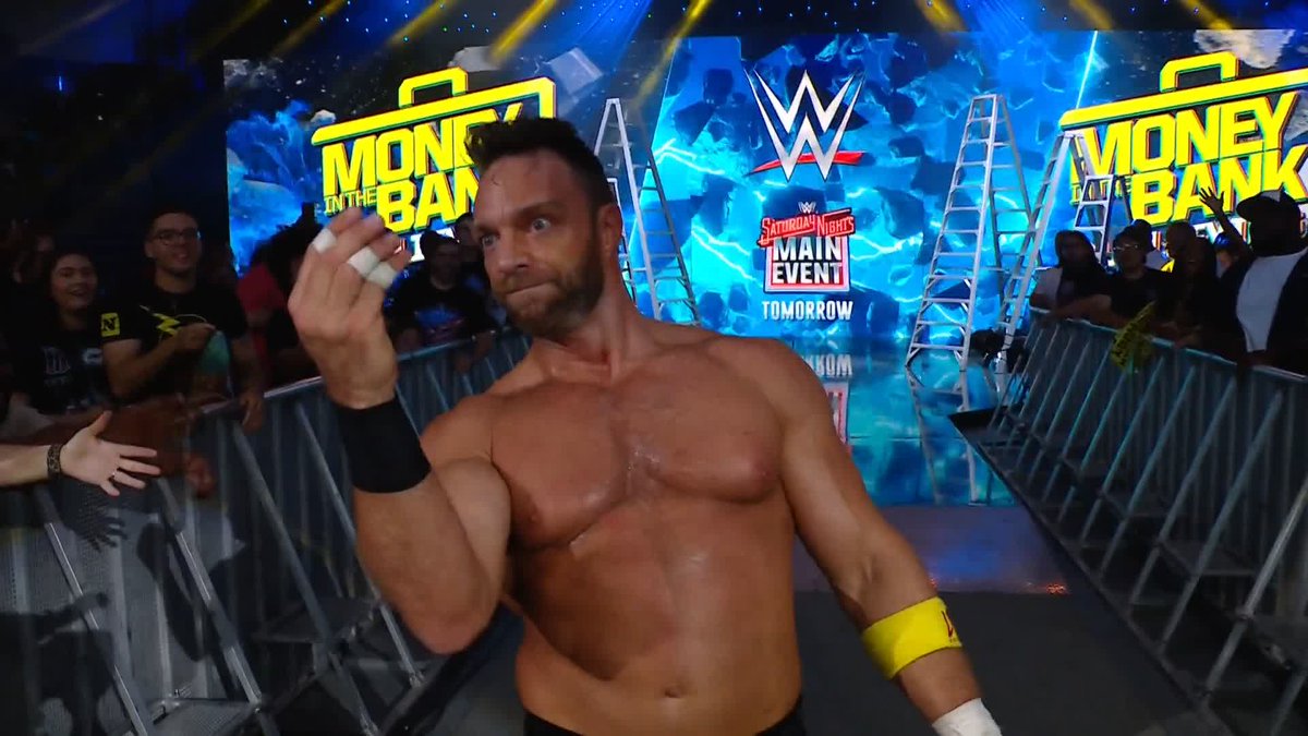 WHAT A MATCH 🔥 LA Knight is going to #MITB! YEAH! 🪜 #SmackDown