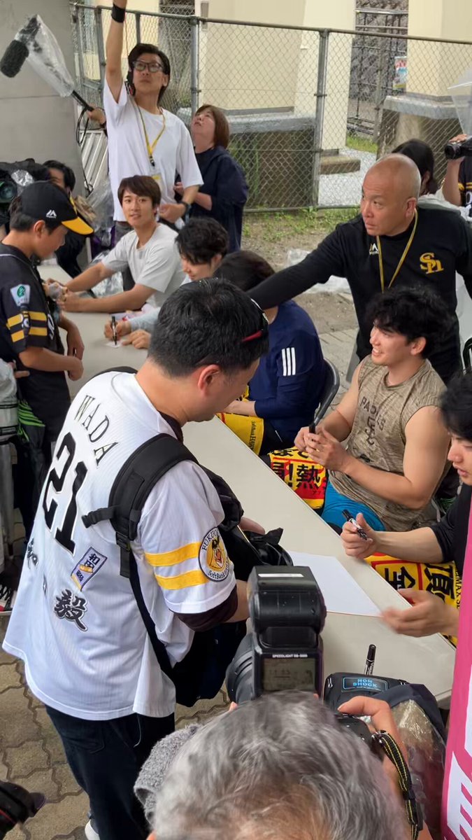 【現地情報】 試合は中止になりましたが、選手会主導でサイン会が始まりました✍️ #sbhawks #西スポWEBOTTO
