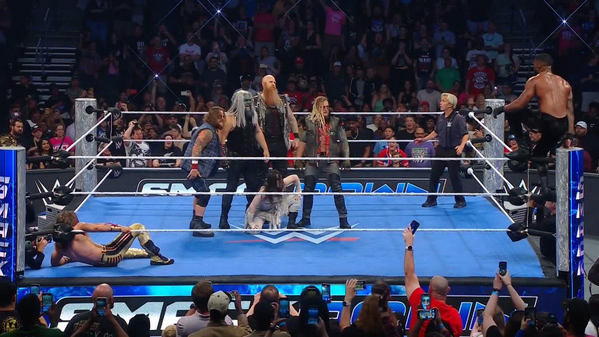 THEY'RE BACK!!! 👀 #SmackDown