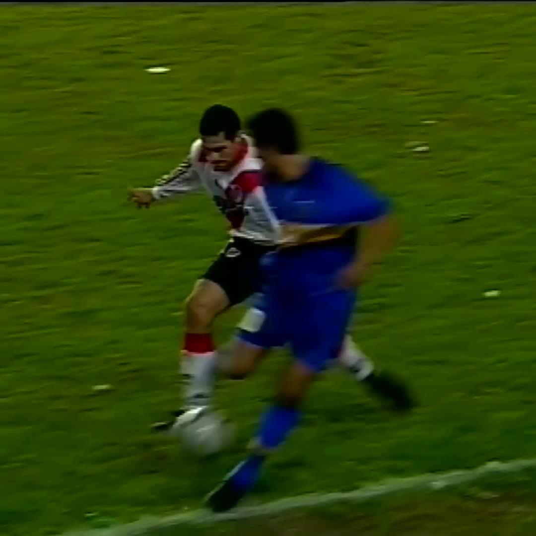 EL MÍTICO CAÑO DE RIQUELME A YEPES CUMPLE 25 AÑOS. 😱⭐ 🤔 ¿Con qué palabra describís esta jugada que marcó una época?