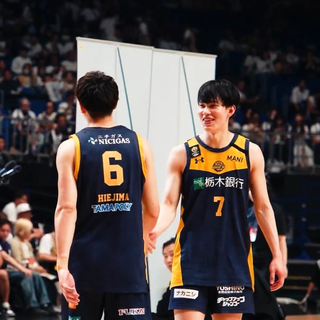 憧れの比江島慎に讃えられ、笑顔が溢れる小川敦也🤝 おがわ あつや/Atsuya Ogawa 比江島慎 Makoto Hiejima #6 宇都宮ブレックス / UTSUNOMIYA BREX #Bリーグ #りそなグループ #Bリーグファイナル