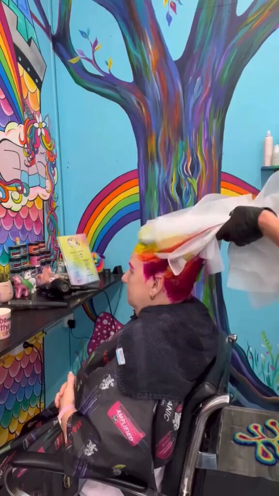 🏳️‍🌈 JE N'AI PLUS DE MOTS... Mais qu'est-ce qui ne tourne pas rond chez ces gens ? Un des plus grands chocs de ma vie a été de découvrir à quel point une large majorité d'humains est influençable, mais la ça dépasse tout 🤦. Imaginez ses petits enfants... 😬