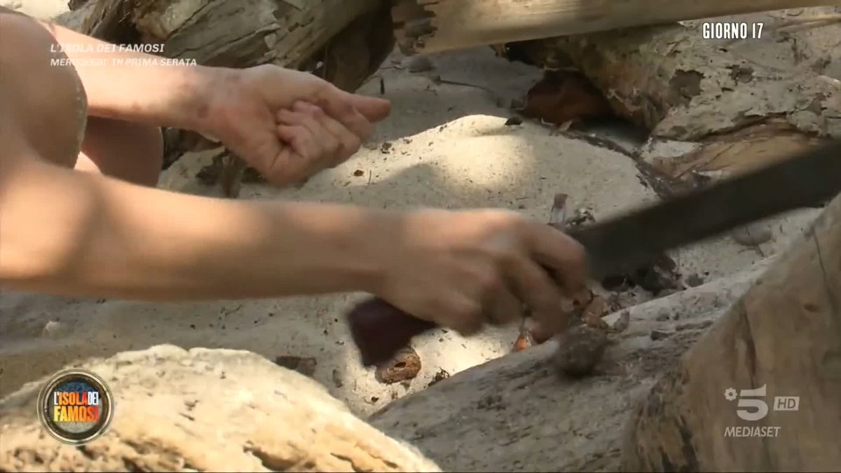 "Sentendosi forte, si sente anche forte di aiutare" Per Mario, Loredana è la Naufraga più forte perché è abituata ad un'alimentazione povera. #Isola