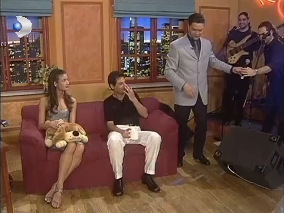 Güzel günlerdi, X yoktu, Atatürk düşmanı fareler deliklerinden çıkmaya korkuyordu. Televizyonda Beyaz Çağla Şikel'e yürüyordu. Biz de gülüyorduk...