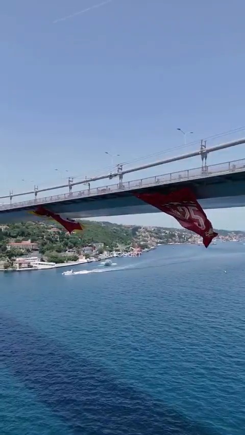 🌟 Türkiye'nin ilk ve tek 5 yıldızlı takımı Galatasaray'ın bayrakları İstanbul'da köprüye asıldı.