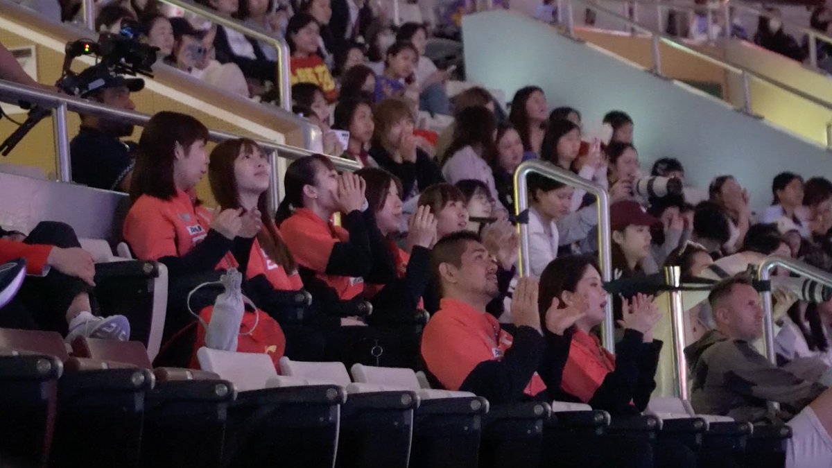 #早田ひな #平野美宇 の応援を背に戦うも #伊藤美誠 は準決勝敗退で銅メダル🥉 過去大会を含め、黄金世代3人が世界卓球シングルスメダルを獲得👏‼️ #世界卓球 2025🇶🇦 U-NEXTで日本人注目試合を独占ライブ配信⚡️ ▶️ #テレ東 #卓球 #WTTC