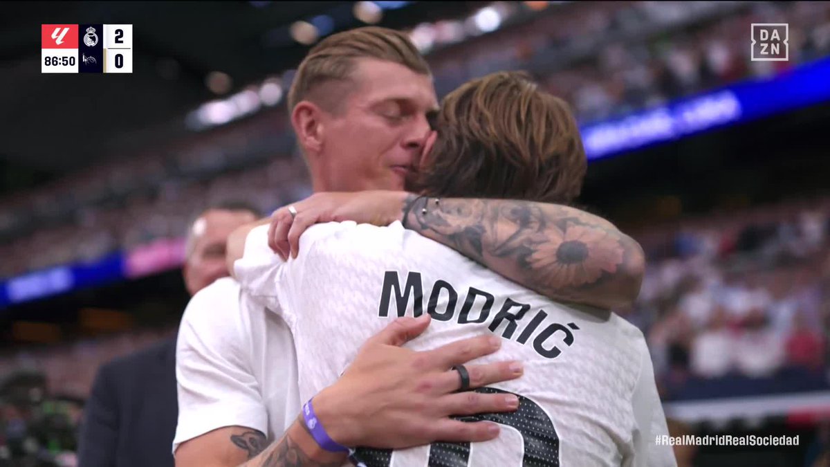 El abrazo de Toni Kroos a Luka Modric ❤️ No podía faltar él #LALIGAenDAZN ⚽