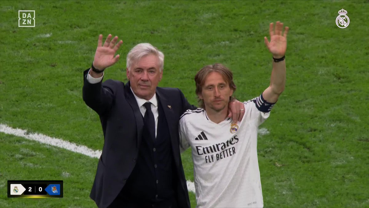 ¡Fue bonito vivirlo juntos, amigo' 🤍 El beso de Carlo Ancelotti a Luka Modric. La vuelta de honor de dos personas que dicen adiós como leyendas del Real Madrid #LALIGAenDAZN ⚽