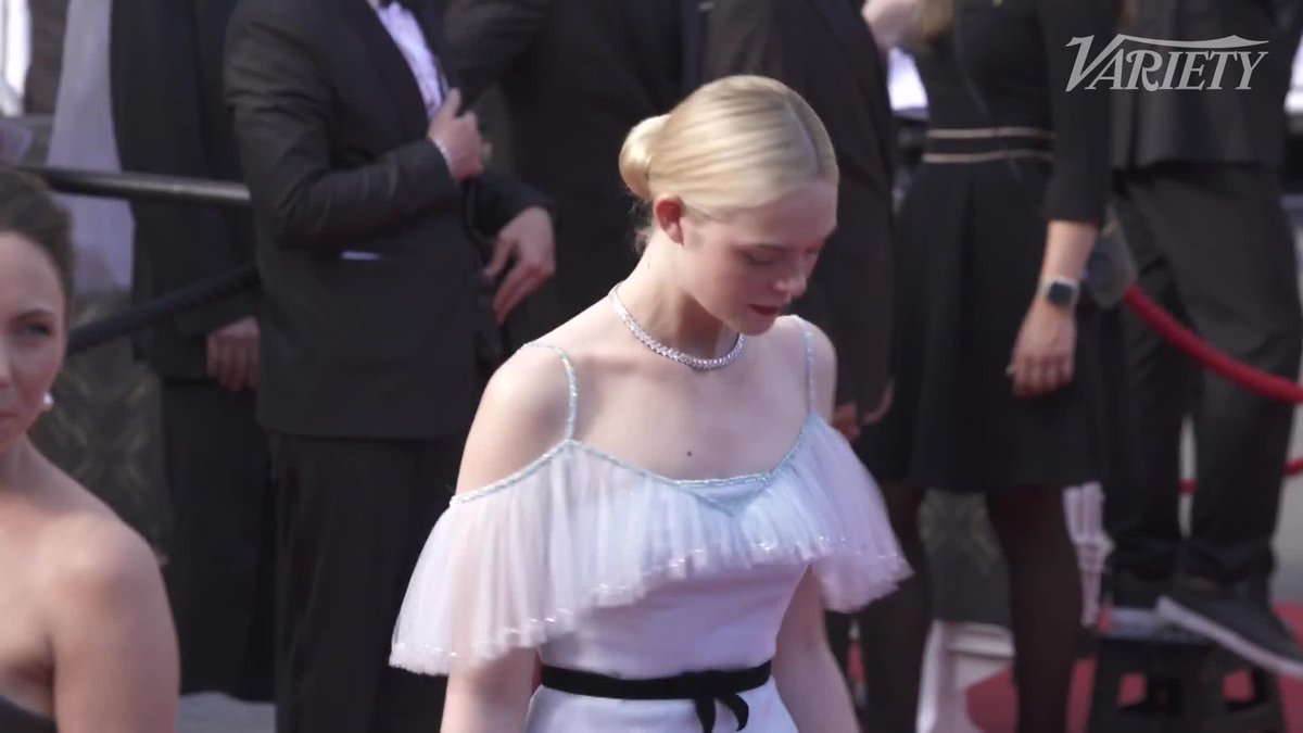 Elle Fanning walks the red carpet at the #Cannes closing ceremony.