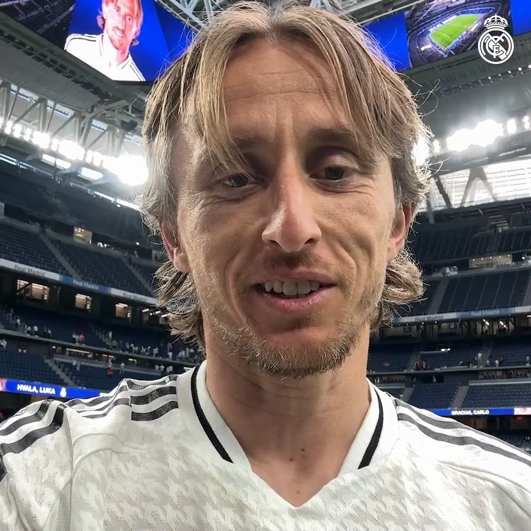 🤳 مودريتش: "مرحبا مدريدستاس! شكرا جزيلا لكم على هذا اليوم الرائع لن أنساه أبدا. لقد منحتوني المودة والحب منذ اليوم الأول وهذا هو الشيء الأكثر أهمية بالنسبة لي. الآن أمامنا تحدي مهم للغاية، وعندما ننتهي منه، سأكون واحدًا منكم، وسندعم ريال مدريد. هلا مدريد ولا شيء غير ذلك!"