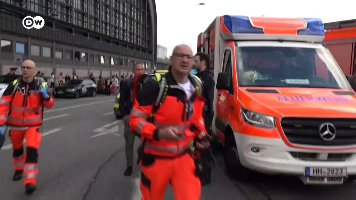 Mujer alemana de 39 años fue detenida tras apuñalar a 18 personas en la estación central de #Hamburgo Las víctimas superaron el estado crítico. Seis tienen heridas graves. La policía descarta un móvil político y parte de un trastorno mental. #DWNoticias /jam