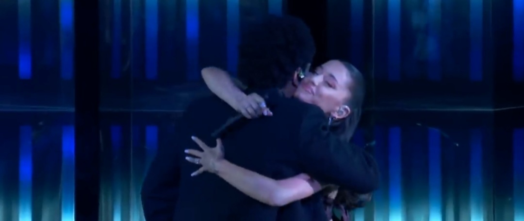 What’s crazy is that Ariana wasn’t even SUPPOSED to perform that night. She was just there to support The Weeknd. But he INSISTED for her to sing live, and she said yes. No vocal warmups, no rehearsal, no soundcheck. She just walked onstage and ATE 😭😭