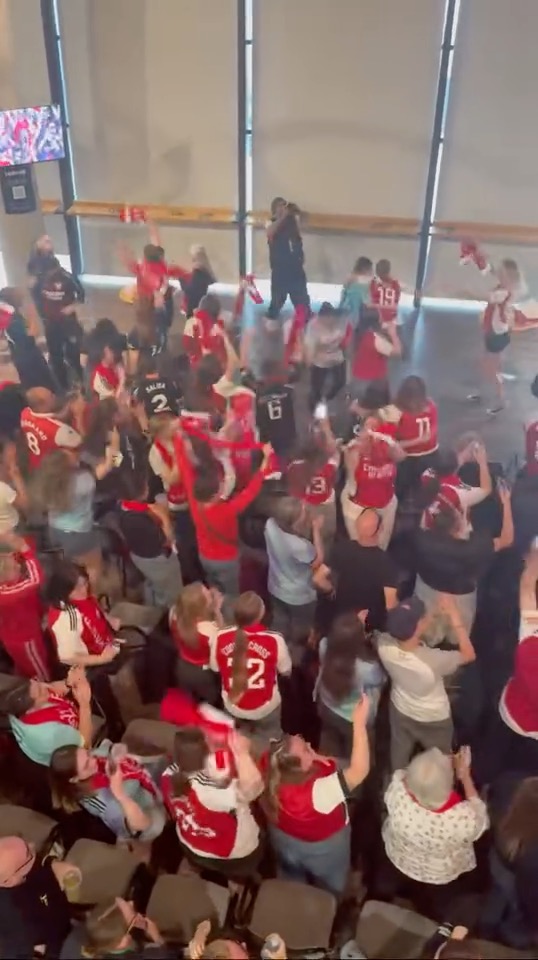 Scenes at the Emirates! 🔥 Arsenal fans erupt as Blackstenius puts them on the brink of European glory 🏆 📺 TNT Sports & discovery+ UK