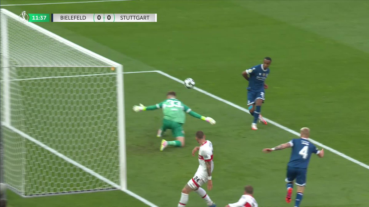 Arminia Bielefeld missed this golden opportunity to go in front in the final against Stuttgart and are now 2-0 down. 😫