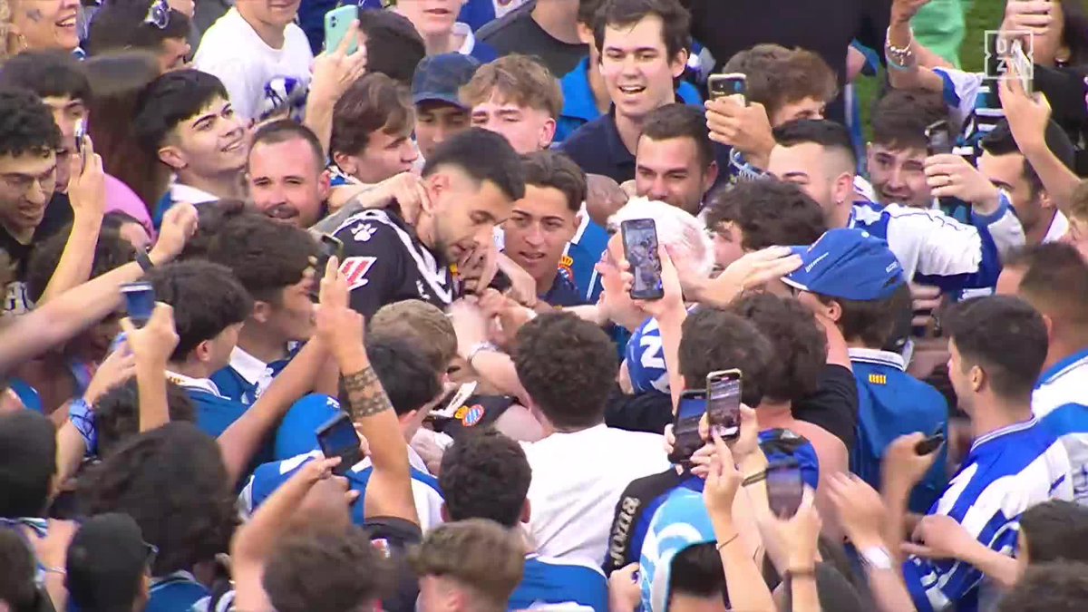 La misma imagen que el año pasado. Esto significa una permanencia. Invasión de campo de la 'Meravellosa Minoria’ 🤍💙 El RCD Espanyol de Barcelona jugará LALIGA 25/26 #LALIGAenDAZN ⚽️