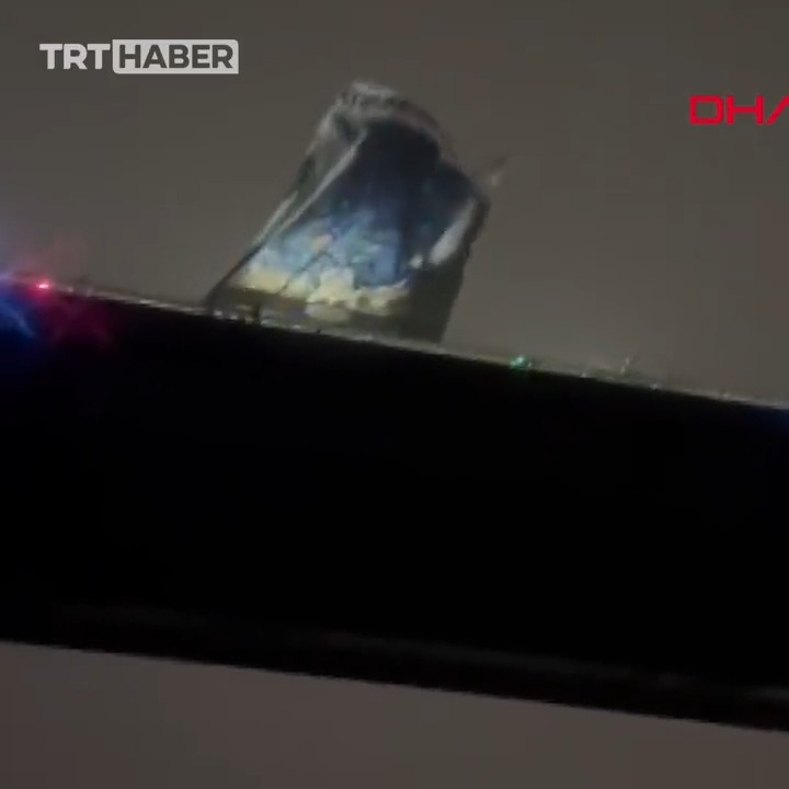 Hırsız Ekonun resmini 15 Temmuz şehitler köprüsü ne asmışlar rüzgar yapıştırmış köprüye :))) Rüzgar bile adamına göre muamele yapıyor. Yine Reis herzaman Reis Adayım Erdoğan Ha bu arada boğaziçi köprüsü değil 15 Temmuz şehitler köprüsü diyeceksiniz.