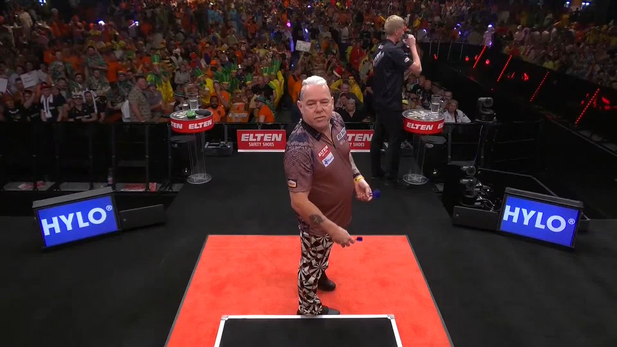A bit to the left? A bit to the right? What colour is Peter Wright's shirt? All questions that needed to be answered before we kick off our fourth game of the evening...😂 📺 #ET7 | R2
