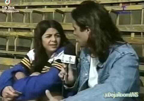Ahora todos entrevistan gente afuera de las canchas pero nunca habrá un programa como El Aguante. Esta gedienta es el fútbol de los 90 en persona.