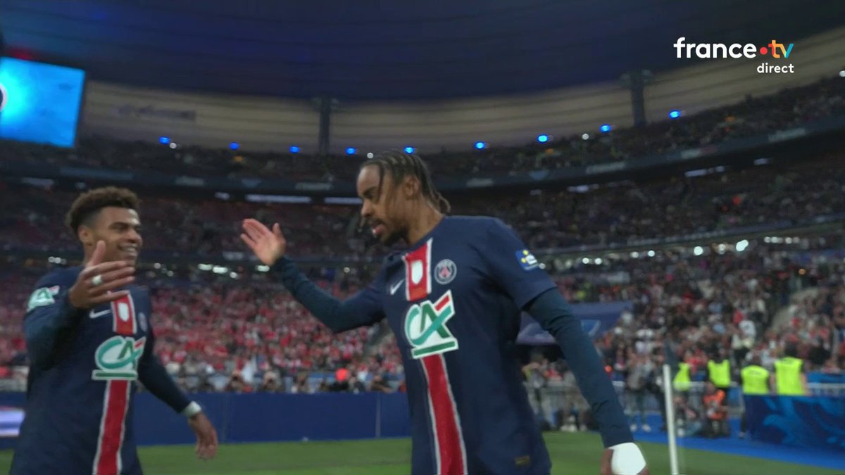 𝗟’𝗘́𝗖𝗟𝗔𝗜𝗥 𝗕𝗥𝗔𝗗𝗟𝗘𝗬 𝗕𝗔𝗥𝗖𝗢𝗟𝗔 🇫🇷 !!! ⚡️ Sur une magnifique ouverture de Désiré Doué, le Français donne l’avantage au PSG, 1-0. ❤️💙 🎥 francetvsport