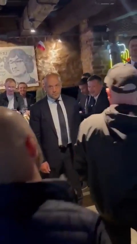 Ludzie jadą z Trzaskowskim w Pubie Mentzena! "Rafał, Rafał, rzuć monetę, czy dziś jesteś LGBT!" 😅