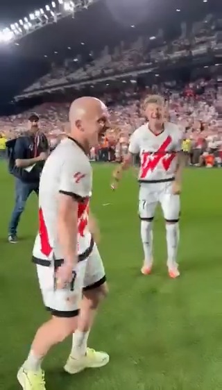 🕺 Isi Palazón, sacando los pasos prohibidos por Vallecas.
