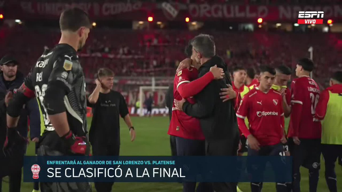 Frente en alto Vaccari entro al campo de juego para acompañar a los jugadores