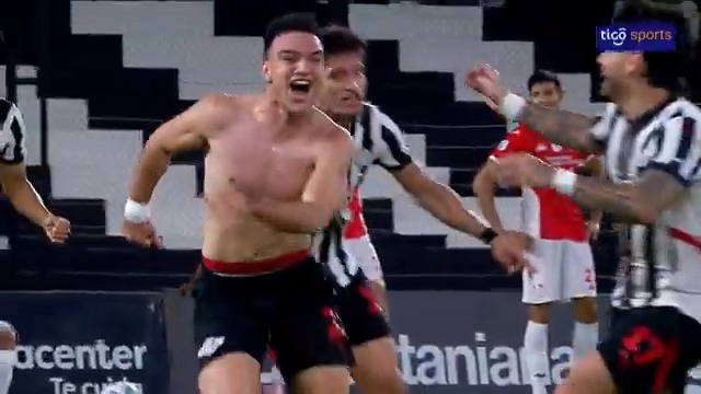⚽¡Para gritarlo con el alma y acariciar el título! Lucas Sanabria, a los 95, sacudió las redes y marcó el gol para los dueños de casa. 📺Tigo Sports ▶️Viví el #AperturaAPF2025 en