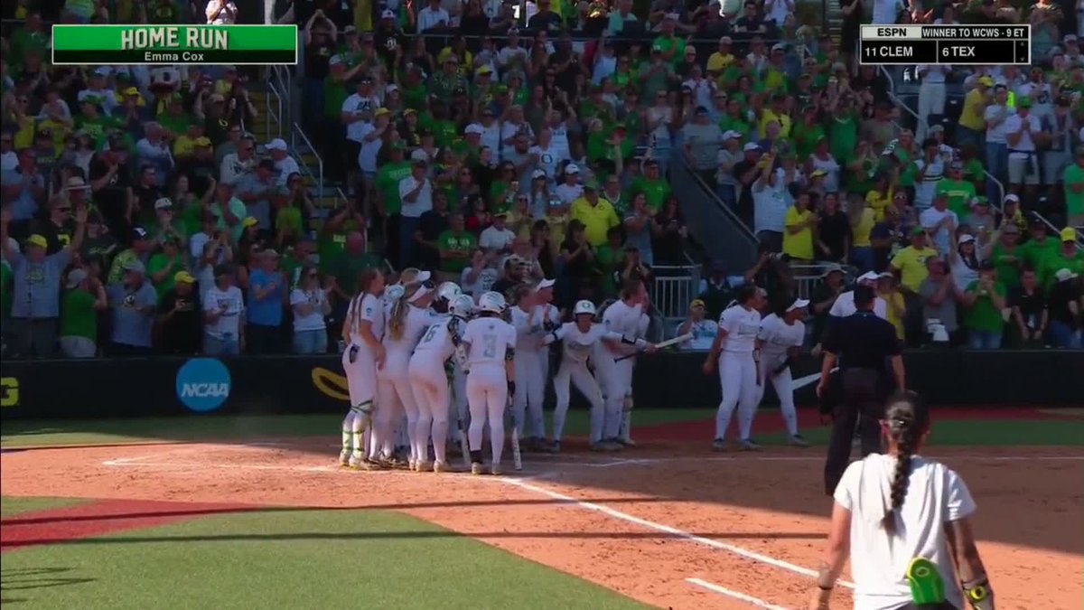 EMMA COX 3-RUN BLAST 💥 #RoadToWCWS x 🎥 ESPN / Oregon Softball