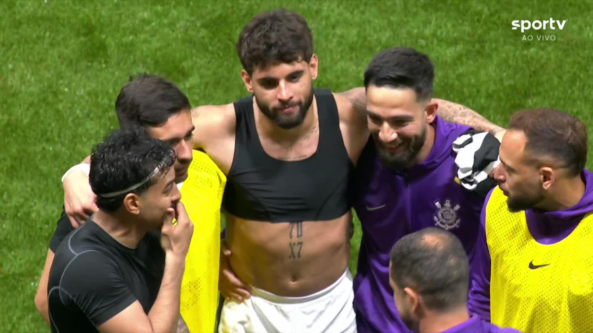 Yuri Alberto deixa o campo amparado por companheiros após Atlético-MG 0 x 0 Corinthians.
