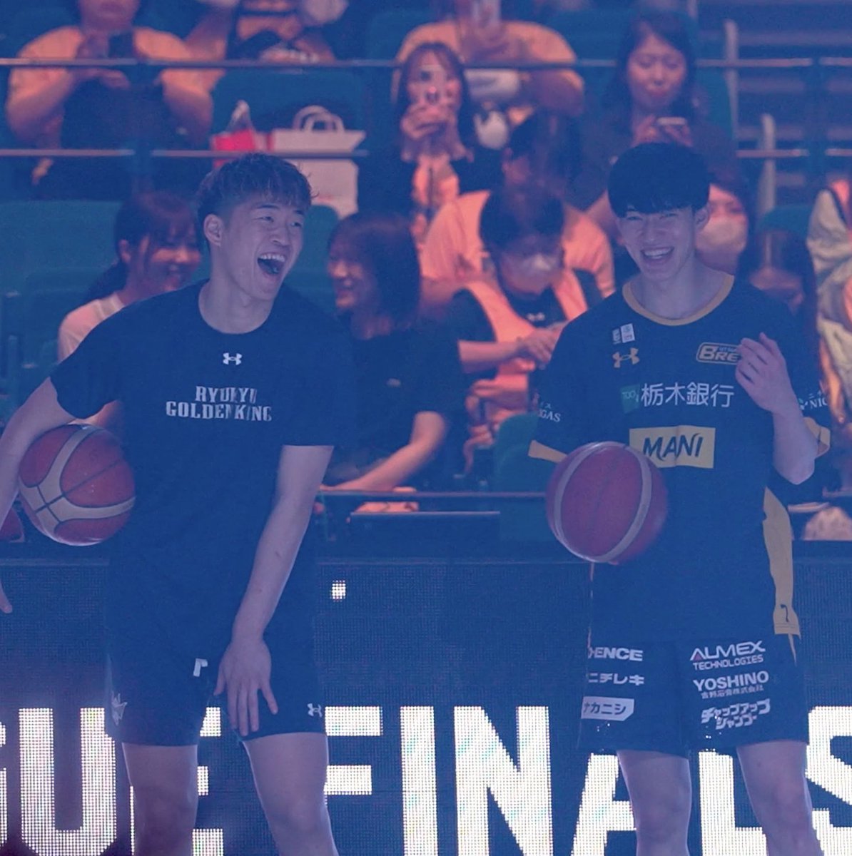 小川敦也と脇真大。 試合前、笑顔で会話を交わす両クラブのスーパールーキー✨🔰 おがわ あつや/Atsuya Ogawa 宇都宮ブレックス / UTSUNOMIYA BREX 脇真大 琉球ゴールデンキングス公式 #Bリーグ #りそなグループ #Bリーグファイナル