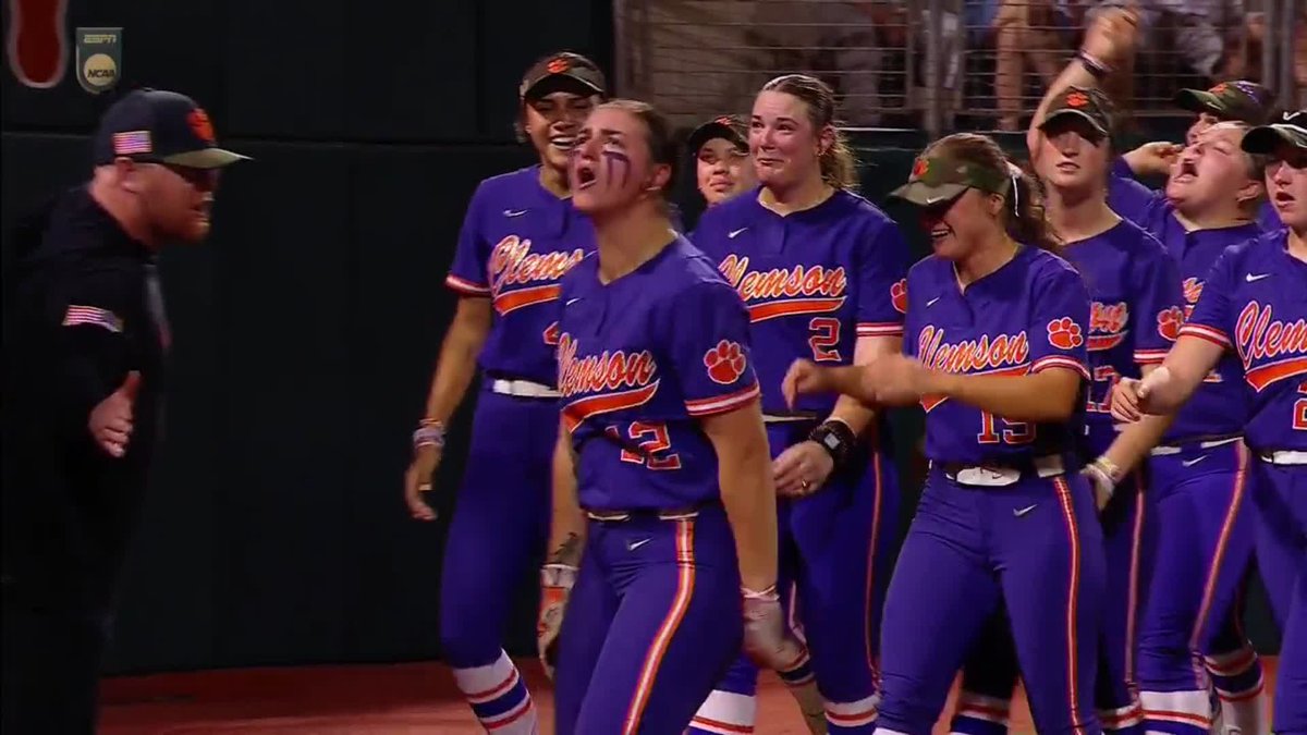 HUGE HOME RUN FOR THE TIGERS 😤 #RoadToWCWS x 🎥 ESPN / Clemson Softball 🥎