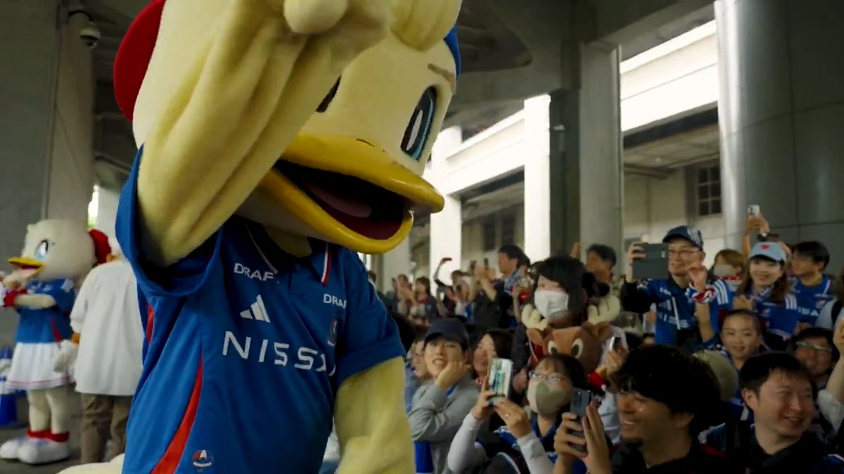 両クラブのキャラクターたちが フットダーツで対決⚽ マリノス君、マリノスケ、マリン、そして鹿島から来場してくれたアントンがチャレンジ✨👀 #fmarinos