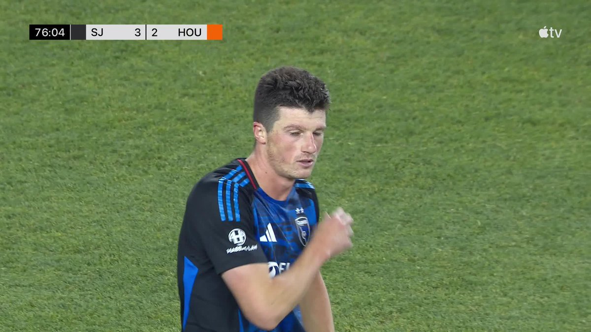 Flying header for the lead 😱 Daniel Munie scores his first MLS goal as San Jose Earthquakes bags three goals in 10 minutes to take the lead.