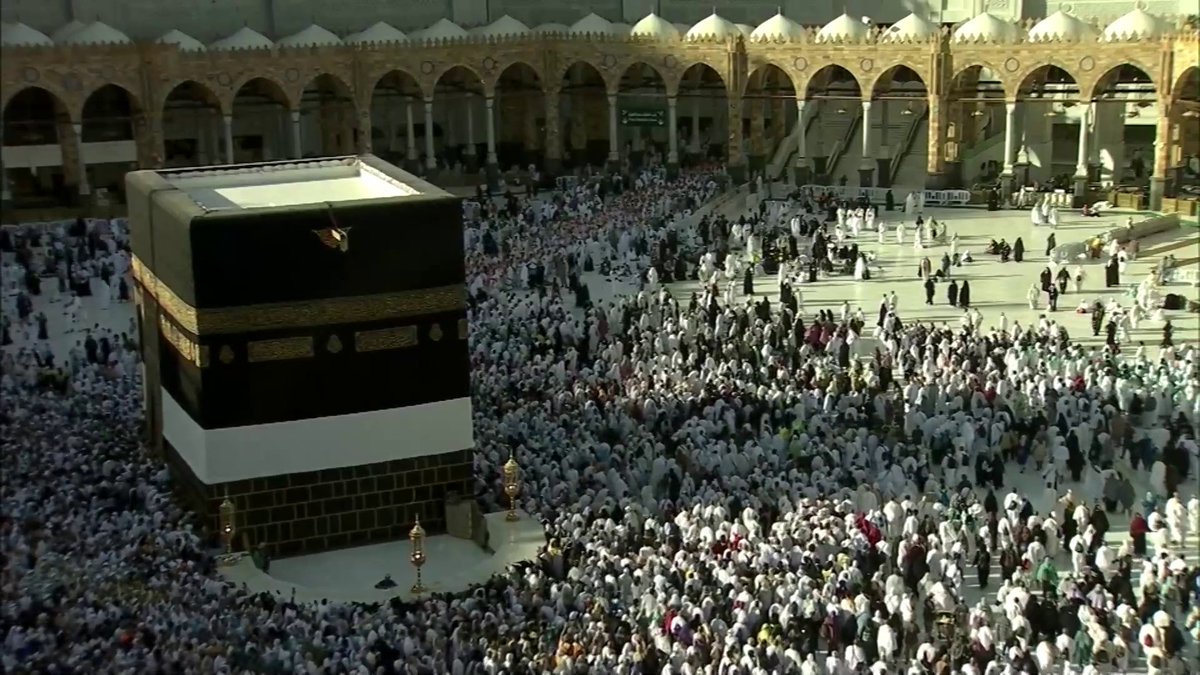 إشراقة إيمانية تملأ صحن المطاف وسط خشوع الطائفين #الحج_عبر_الإخبارية | #الإخبارية