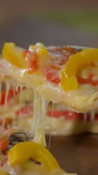 📝レシピ動画 金目鯛のピザ🍕🍴  ̄ ̄ ̄ ̄ ̄ ̄ ̄ ̄ ̄ 🔹アニメ再現 🔸moco's Recipe 第7話でまこ達が作った料理『金目鯛のピザ』✨ ぜひ作ってみてください🎶 #日々は過ぎれど飯うまし #ひびめし