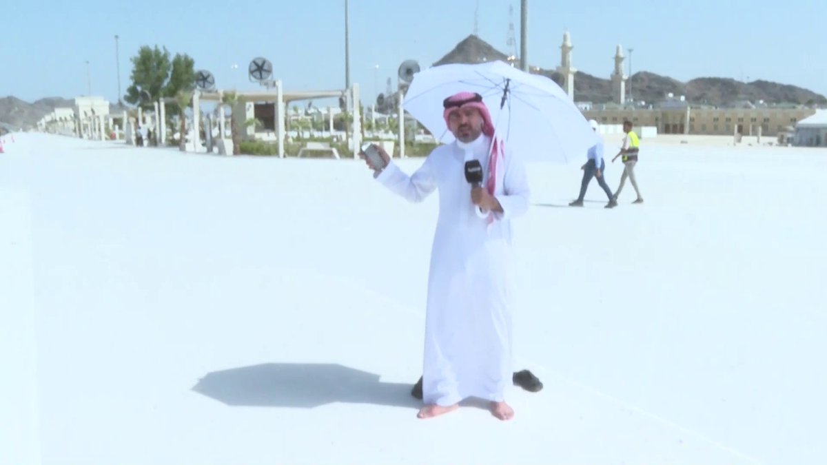 نقلة نوعية لراحة ضيوف الرحمن.. الأسفلت المطاطي الأبيض في المشاعر المقدسة يخفّض حرارة الشمس. -