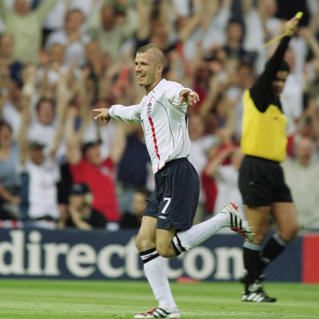 #OnThisDay in 2001, a trademark David Beckham free-kick helped the #ThreeLions to a 4-0 victory 🆚 Mexico ✨