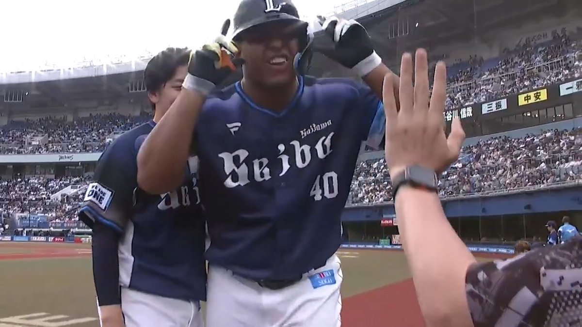 代打で登場した埼玉西武 #セデーニョ 選手が鮮やかなソロホームランを放つ‼️ 鬼瓦もしっかり👹 #seibulions 👇ライブ配信はこちら