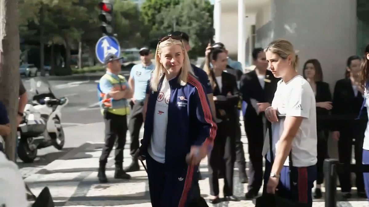 Alessia Russo and Mariona Caldentey leaving the hotel after Arsenal won the Champions League 🔴🏆
