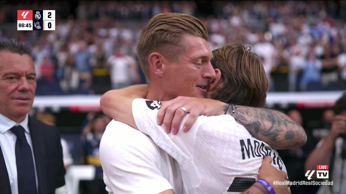 The Luka Modrić era at the Bernabeu came to an end yesterday, and what a send-off he got from the Real Madrid fans 👏⚪ And how fitting was it that Toni Kroos was waiting to greet him on the sidelines 🥹