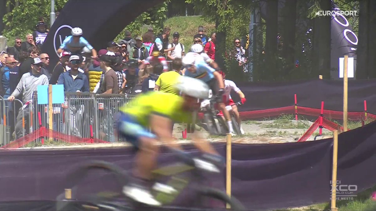🚵🇨🇿 | Een dramatische eerste ronde voor Van der Poel! Hij gaat zelfs over de kop... 🤕🤕 📺 Stream MTB op HBO Max