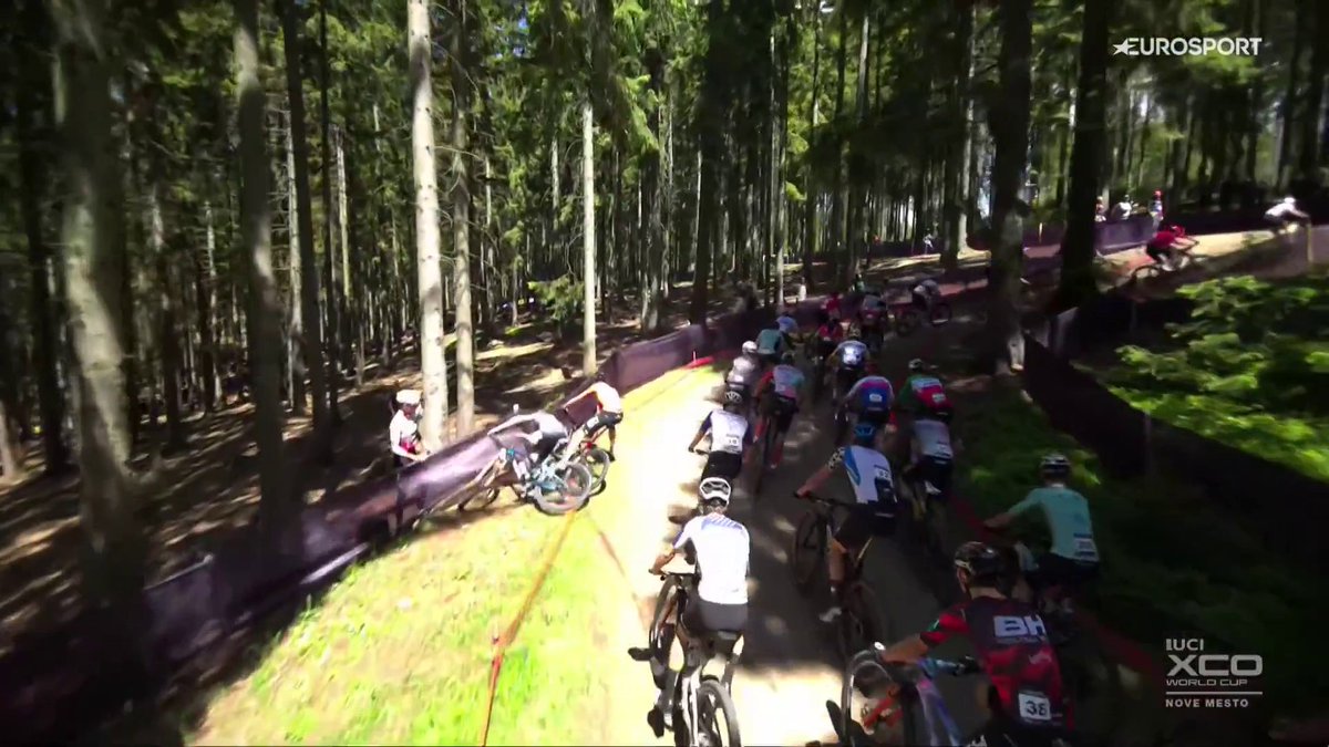 Présent sur la Coupe du monde de VTT à Nove Mesto, Mathieu van der Poel est tombé à deux reprises dès le début de course ! Le retour ne pouvait pas plus mal se passer pour l'instant pour le Néerlandais, qui vise le titre mondial cette année. #MTBWorldCup