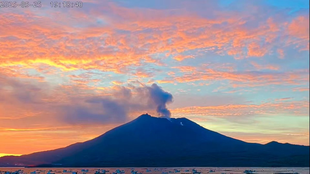 Sakurajima as the sun sets in Japan this evening 😍