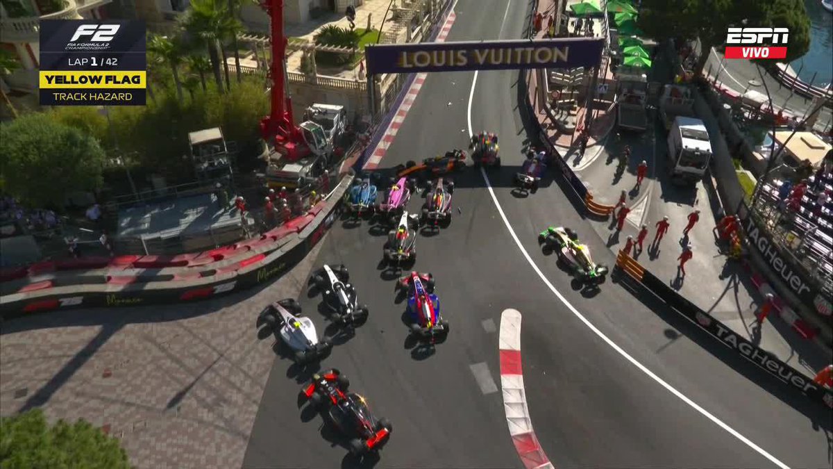 CAOS TOTAL EN LA FÓRMULA 2. ¡IMPRESIONANTE CHOQUE DE 11 COCHES EN LA PRIMERA CURVA! 📺 #MonacoGP | Toda la temporada de #F2 por #DisneyPlus Premium