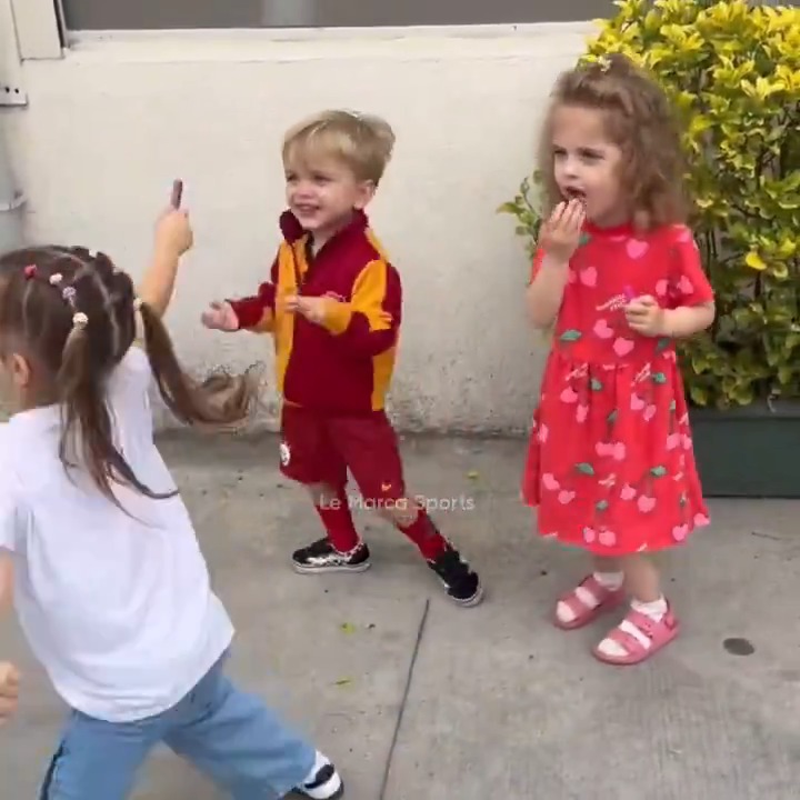 Ciro Mertens, kutlamalar öncesi arkadaşlarıyla eğleniyor. 😅