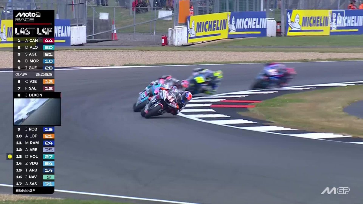 ¡PERO QUÉ FINAL DE INFARTO ES ESTE... que acaba con el PRIMER PODIO PARA DAVID ALONSO! 😍 La épica batalla entre el hispano-colombiano y Arón Canet... que aprovechó Agius para llevarse la victoria 🔗 #BritishGP 🇬🇧 #MotoGP 🏁