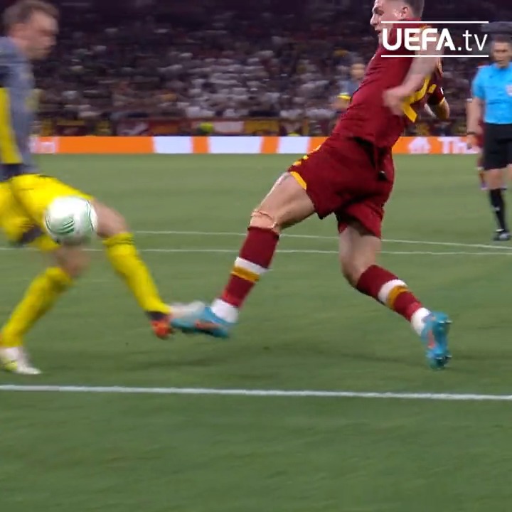 Mancini's beautiful pass 😮‍💨 Nicolò Zaniolo's control &amp; finish 🤩 The goal that secured the title 👏 #UECL | AS Roma