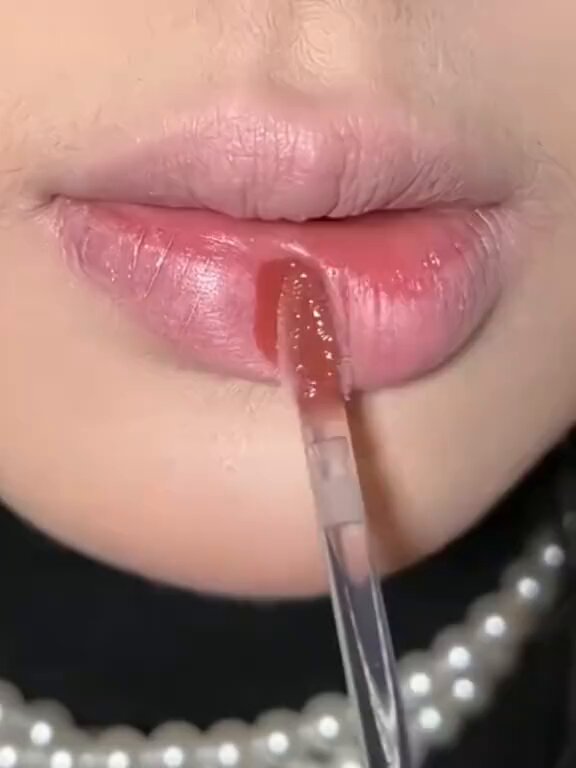 Dia ratakan liptint tu pakai jari tauuu. Tapi tak bergerak langsung eh warna?! Kat jari pon tak melekat. Wowwwww i need this fr